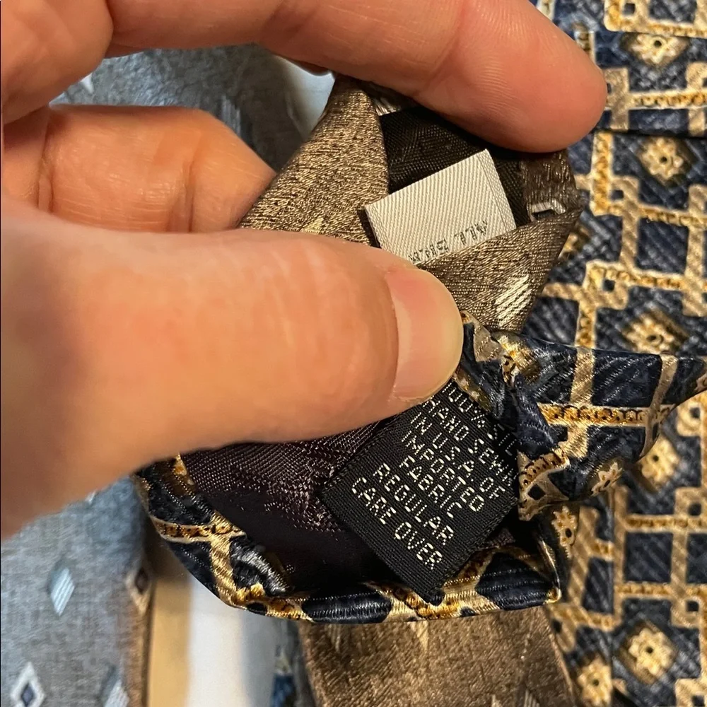 Roundtree‎ & Yorke Navy and Gold Geometric Men's silk Tie